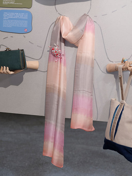 嬉春 - 天染伊麗紗蠶絲圍巾 Spring Joy - Natural-Dyeing Eliza Silk Scarf