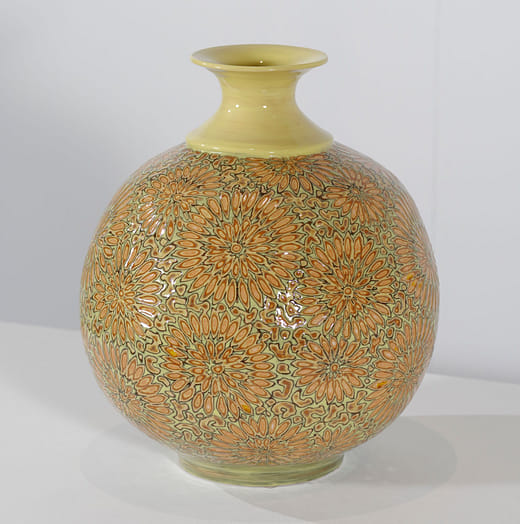 雕釉黃底菊花紋瓶 Glazier Yellow Chrysanthemum Vase