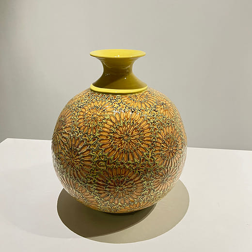 雕釉黃底菊花紋瓶 Glazier Yellow Chrysanthemum Vase