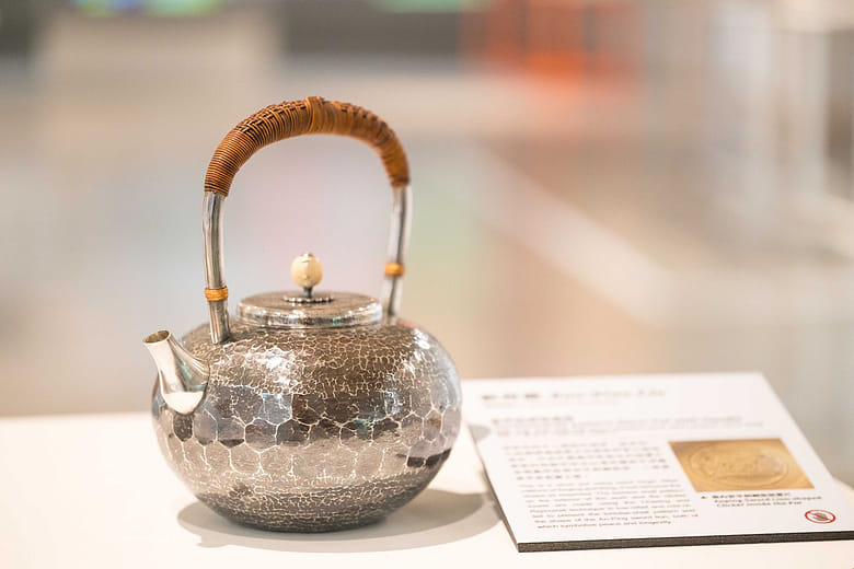 龜甲紋提梁銀壺 Tortoiseshell pattern Silver Pot with Handle