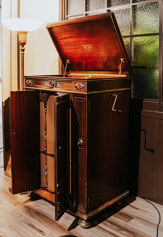 Victrola VV 8-30 Credenza – Floor Model Phonograph