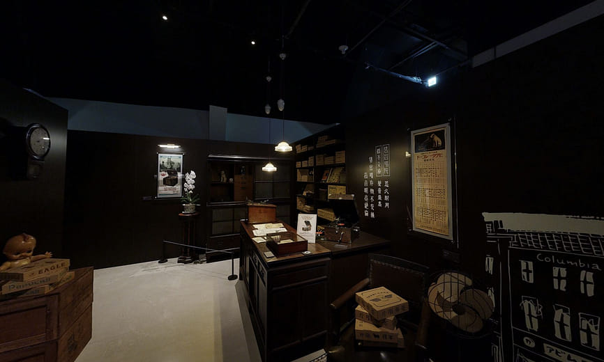 [Time-Traveling House – Record Store]