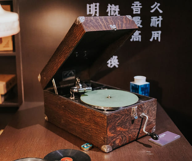 Victor VV50 Portable Phonograph