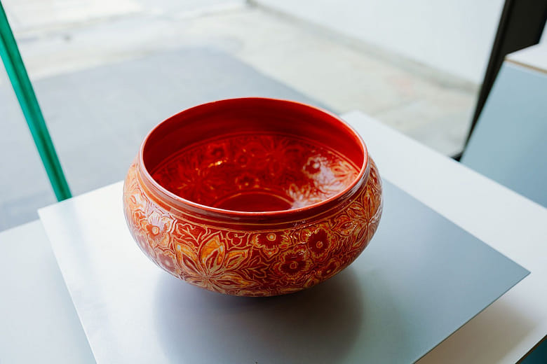 雕釉珊瑚紅底花卉紋缽 Carved glazed coral bowl with floral pattern on red background