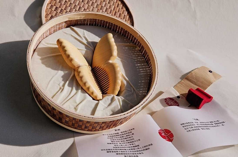 《化蝶》原木按摩梳 “Evolve to a butterfly” Log massage comb