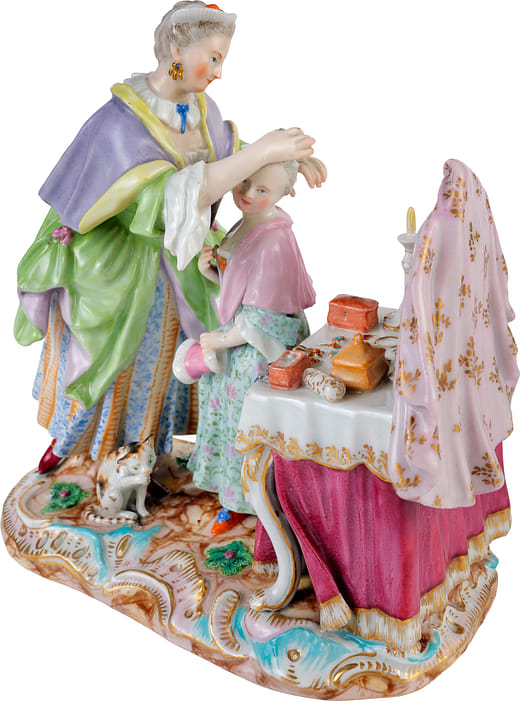 梳妝檯前的女人和女孩