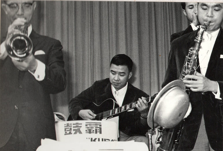 1966年鼓霸樂隊身歷聲演奏大會，薩克斯風手林家慶、吉他手黃明正與小喇叭手蔡仰峰三人合奏