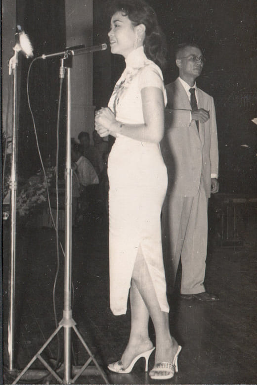 1960年4月18日紀露霞與鼓霸樂隊演出合影