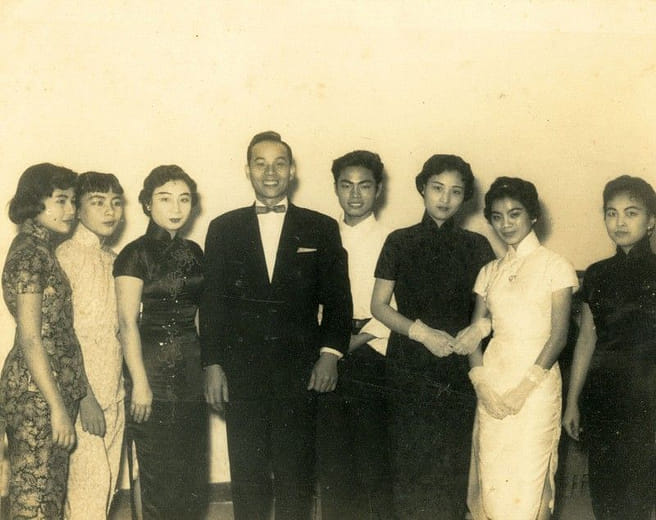 許石與學生於巡迴演出時合影