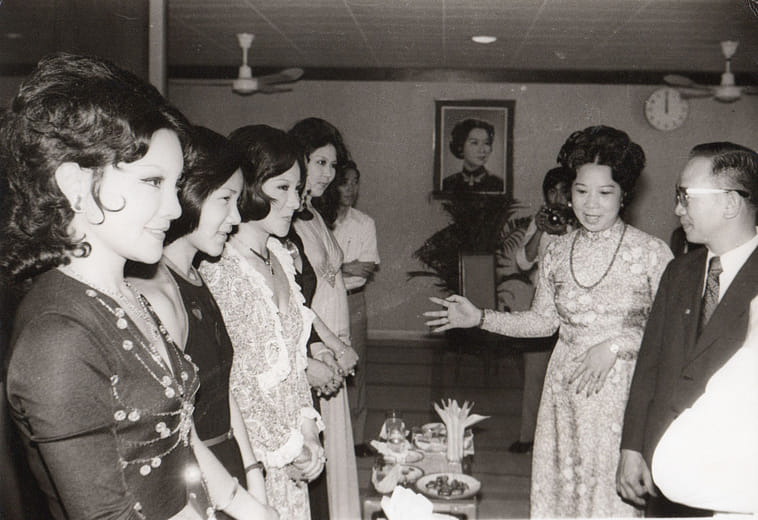 1975年臺灣藝人到越南表演，並獲當時越南總統阮文紹夫人接見