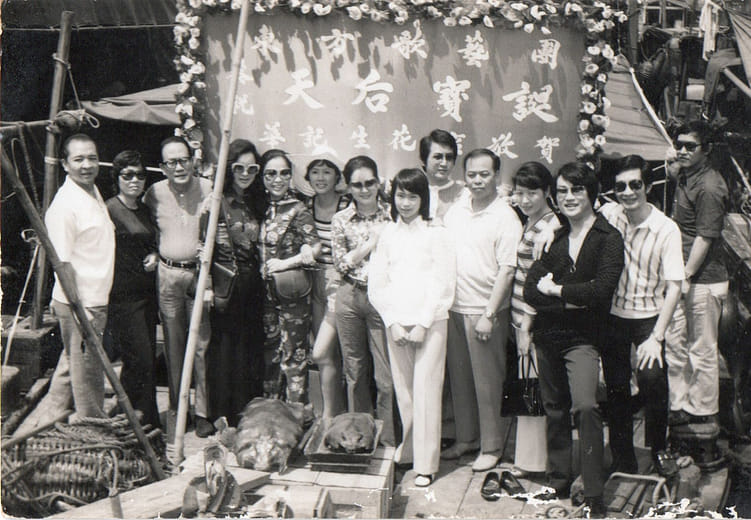 「東方歌藝團」的歌星們於香港合影