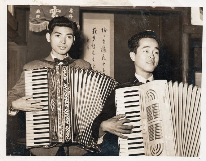 左邊風琴手為溫錦添