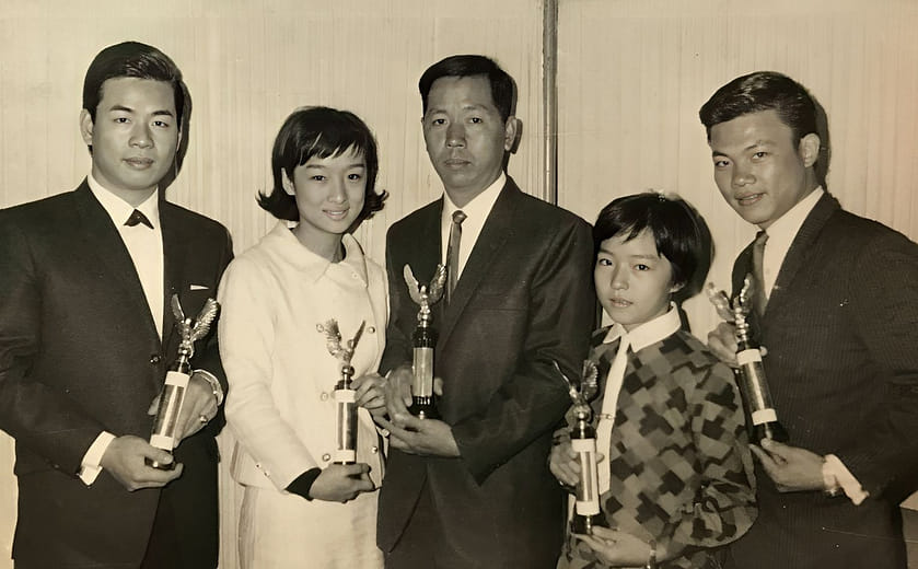 金鷹獎頒獎，最左為郭金發、左二為文鶯，左三為莊啟勝