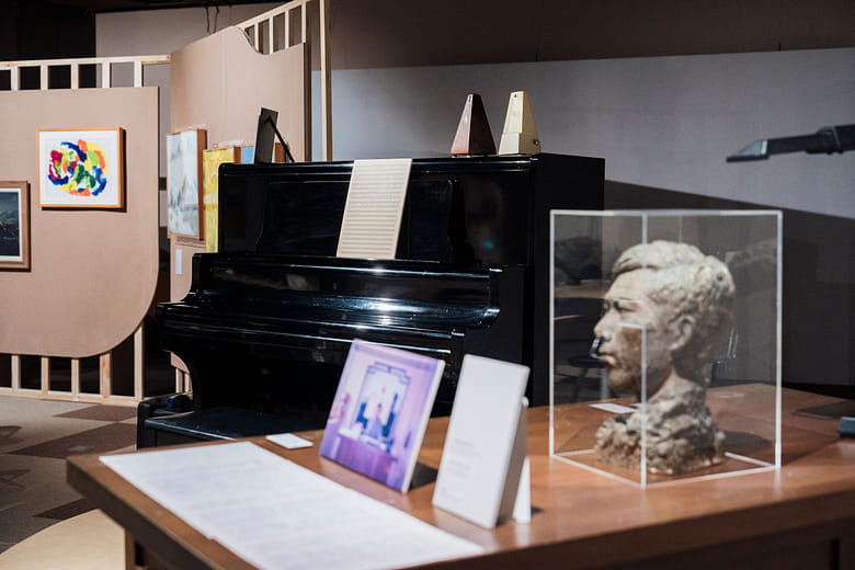 馬水龍創作時的鋼琴與書桌