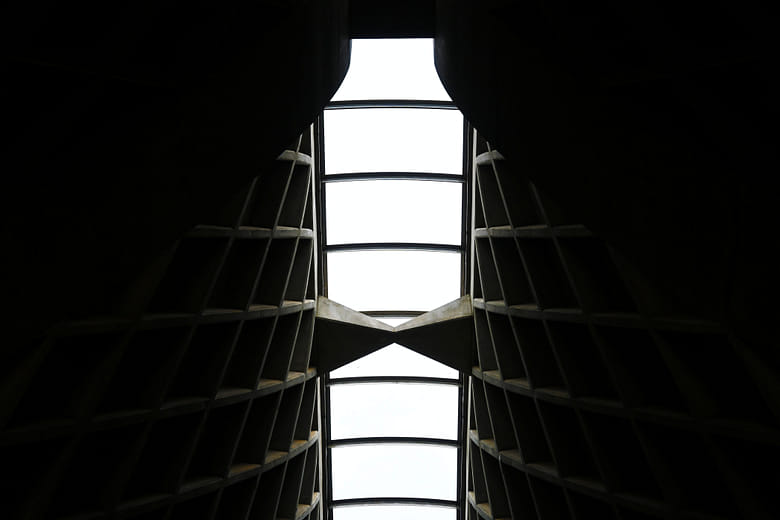 建築與天地的對話：頂部鉸接設計