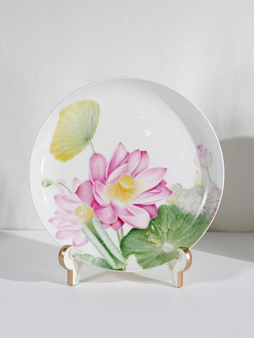 手繪瓷盤-荷影微蹤  Hand-painted Porcelain Plate – “Traces of Lotus Shadows”
