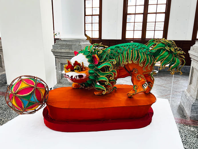 祥獅戲球 Auspicious Lion Playing with a Ball