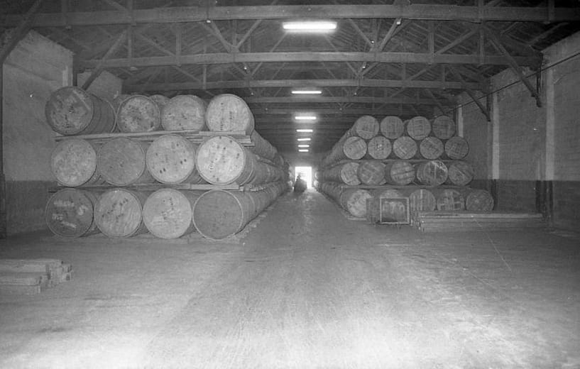 初入倉庫儲藏的桶菸 Barrels of Tobacco Entering Warehouse Storage