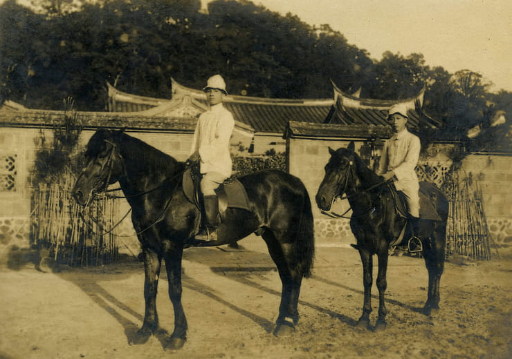 姜振驤與羅享標醫師騎馬合照