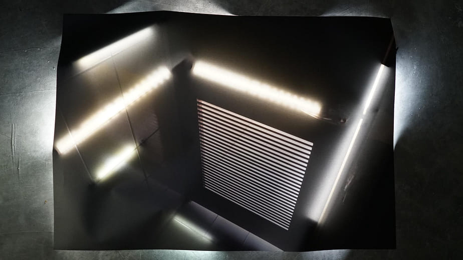 坐在漆黑的廁所, 2021 Curling Up in the Dark Toilet, 2021