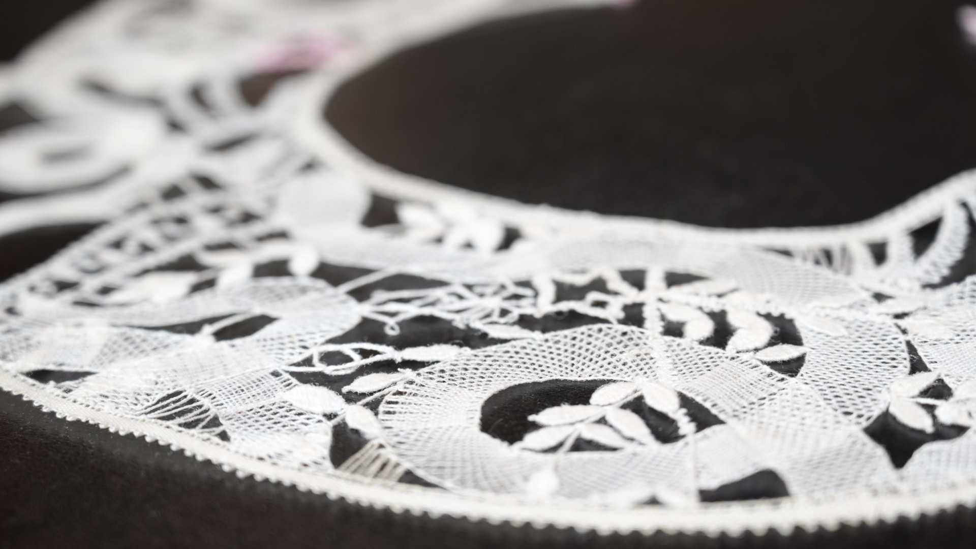 BLOUSE WITH BOBBIN LACE