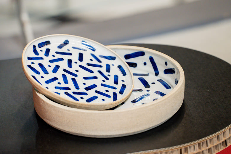 SET OF DINING PLATES