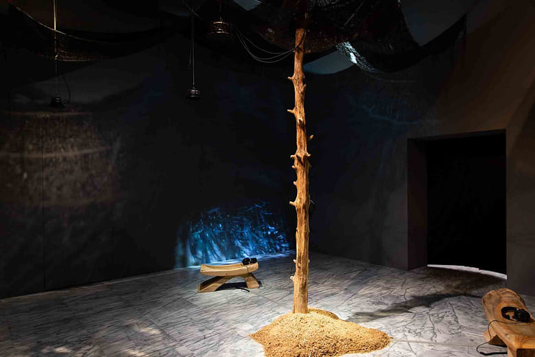 《不同地吸引力：流客》A Different Gravity: Held by the River