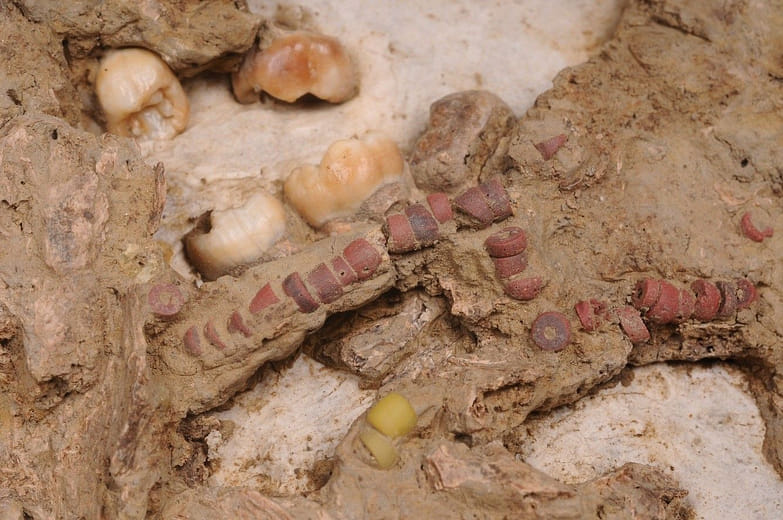 道爺南考古遺址出土玻璃珠