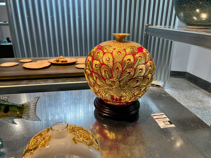 紅瓷孔雀