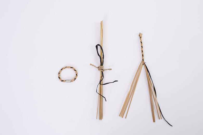 【編織體驗】雙色天然草編織手環　Weaving Experience: Two-Color Natural Grass Woven Bracelet