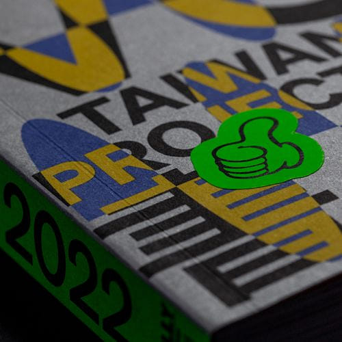 書封及貼紙局部特寫