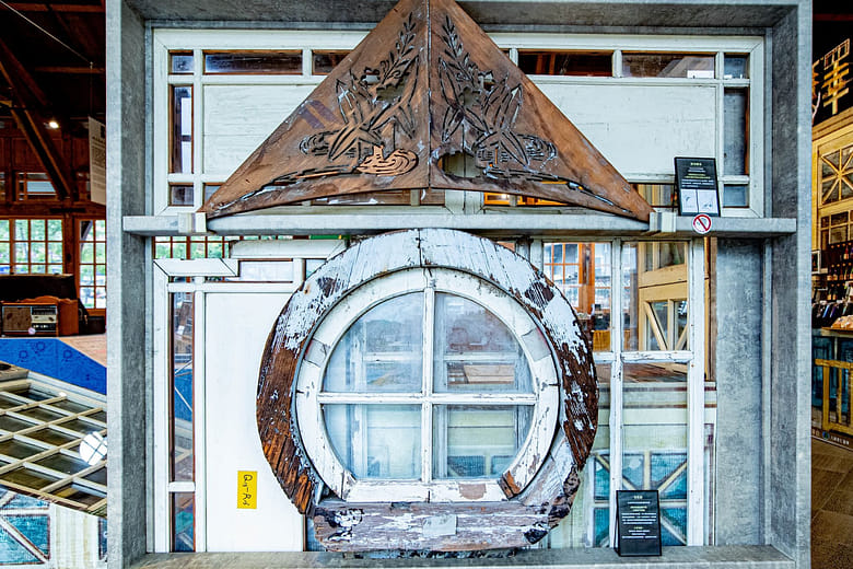 牛眼窗（老虎窗）及簷架雕花