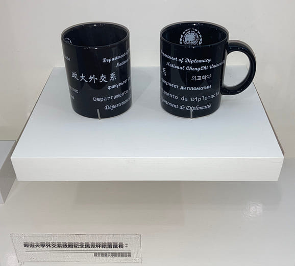 Vincent Siew receives commemorative mug from NCCU’s Department of Diplomacy