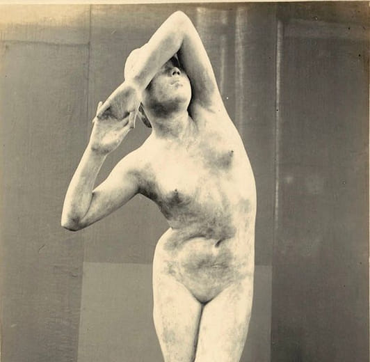 Postcard of Posing Woman by N̂g Thóo-tsuí (Huang Tu-shui), which was selected for the fourth Teiten