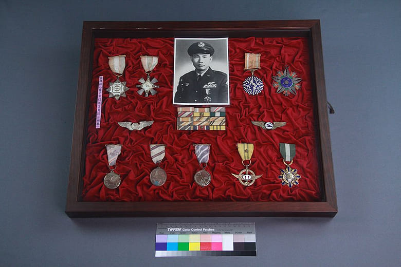 中隊隊員李澤林烈士獎章與戎裝照