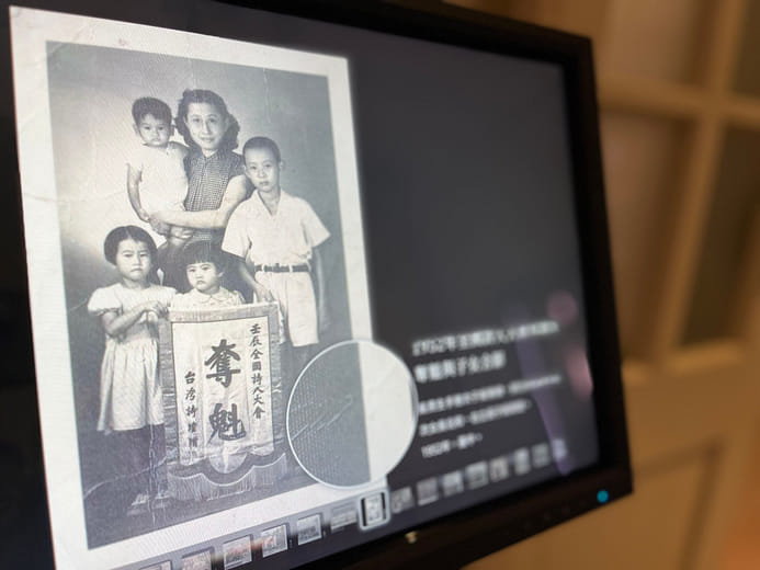 吳燕生及子女於全國詩人大會奪魁後紀念合影，1952年