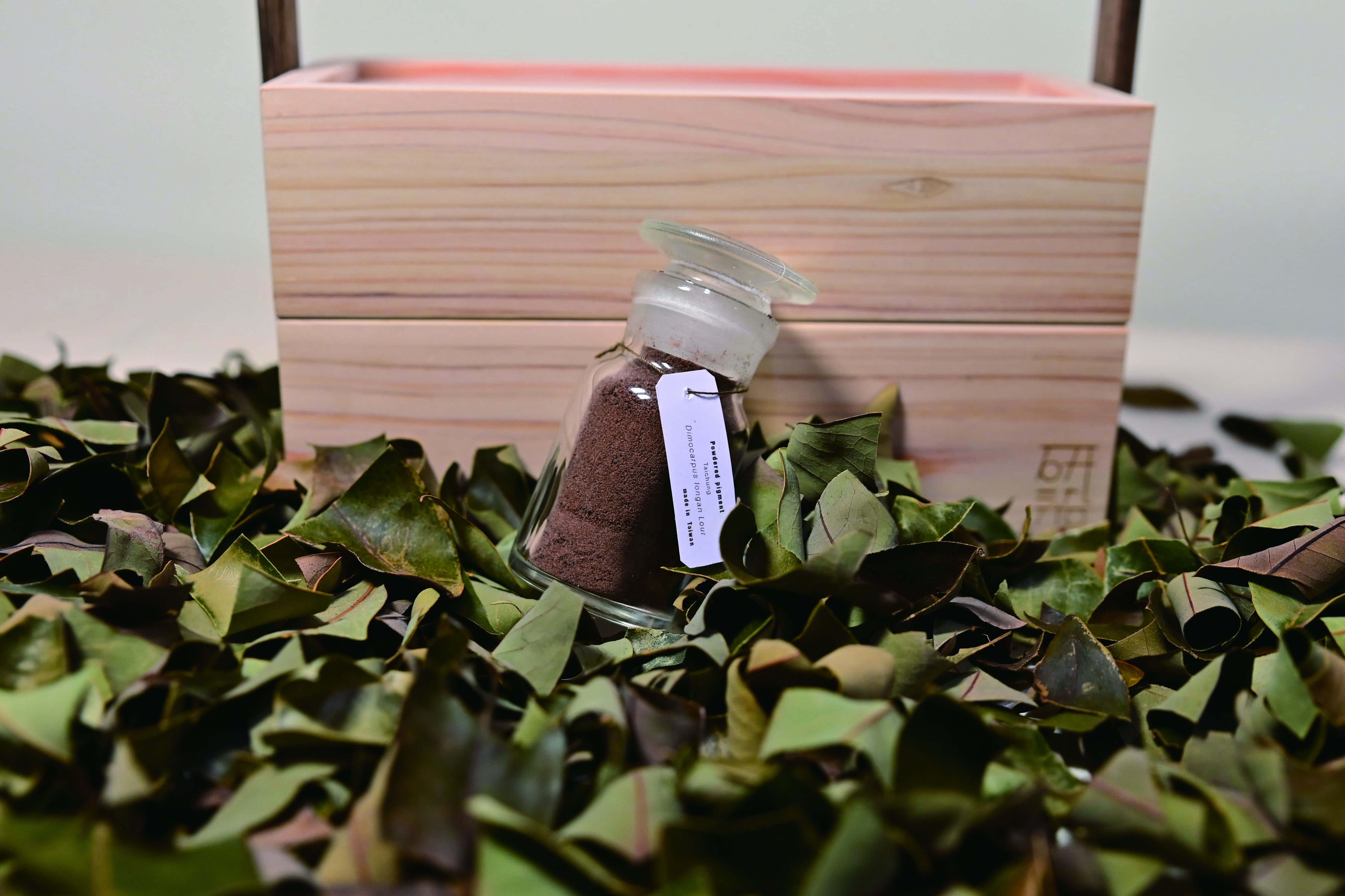 研染-回收農林修枝材製造植物天然色粉之研究 - Yan Ran (research and dyeing)- Research on recycling agricultural and forestry pruning materials for manufacture of the natural plant powder pigments