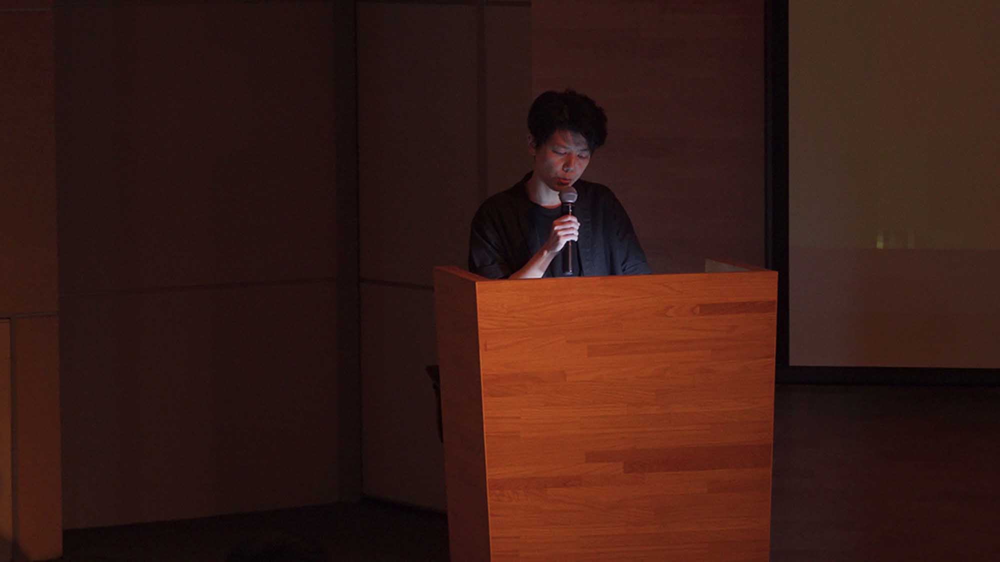李奧森現場進行「講座式展演」，擷取自台灣美術雙年展網站